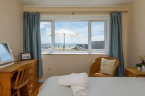 Sunny seafront chalet - sleeps 6